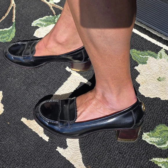 Tory Burch Black Leather Loafers with Gold Logo - Picture 7 of 7